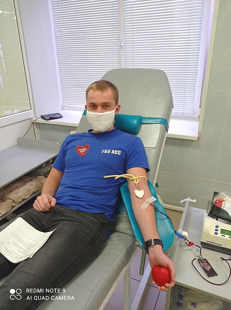 Накануне профессионального праздника городские и областные спасатели сдали донорскую кровь